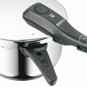 Schnellkochtopf WMF Perfect mit schwarzem Griff, seitliche Perspektive