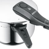 Schnellkochtopf WMF Perfect mit schwarzem Griff, seitliche Perspektive