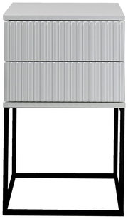 Moderne Nachtkommode mit geriffelter Front und schwarzem Metallgestell, Frontalansicht