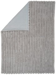 Graue Felldecke mit gestreiftem Muster, von oben fotografiert, mit einer Ecke umgeschlagen, um die weiche Innenseite zu zeigen.