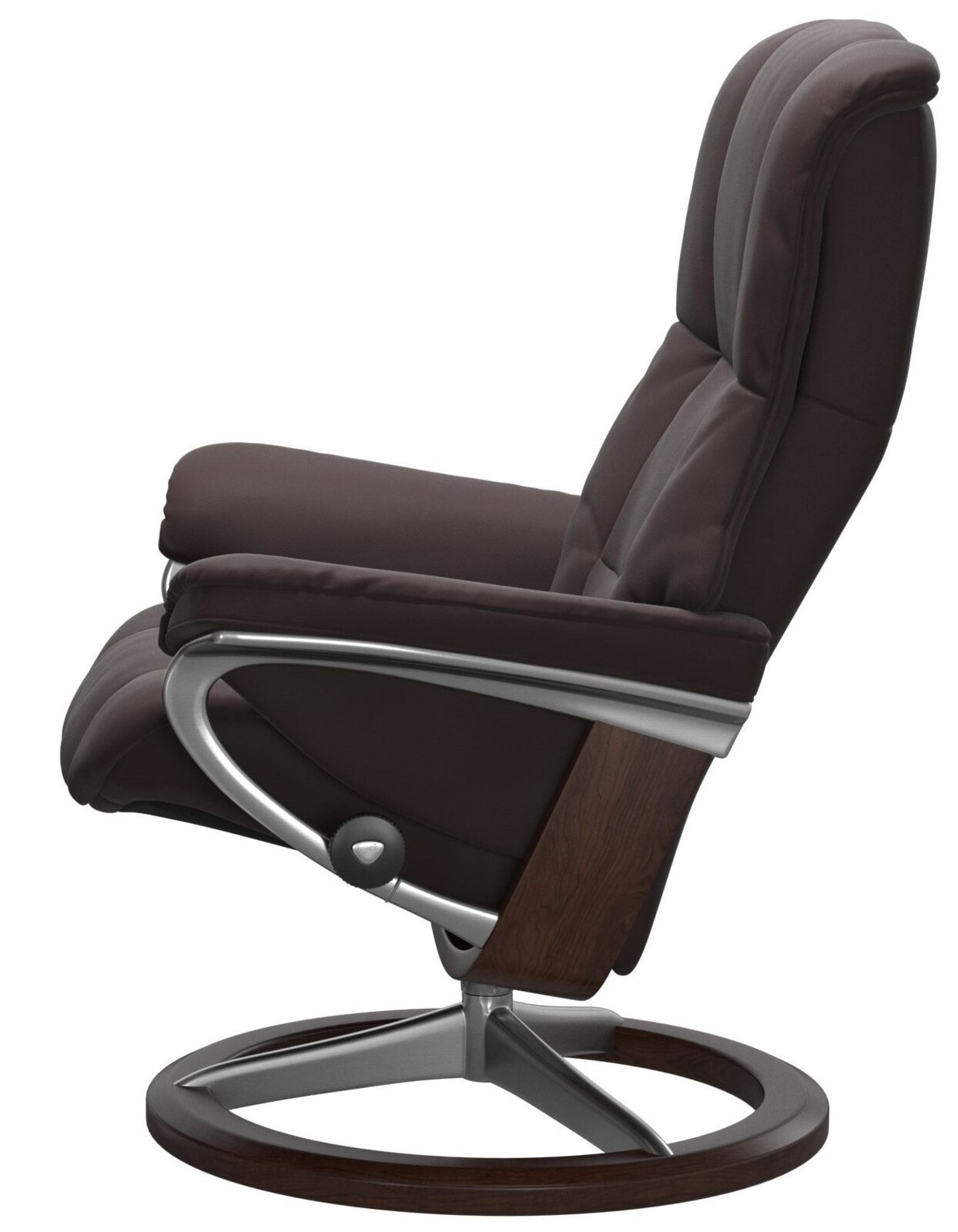 Donkerbruine verstelbare relaxfauteuil met hoge gewatteerde rugleuning, metalen accenten en ronde houten draaivoet, afgebeeld in zijaanzicht