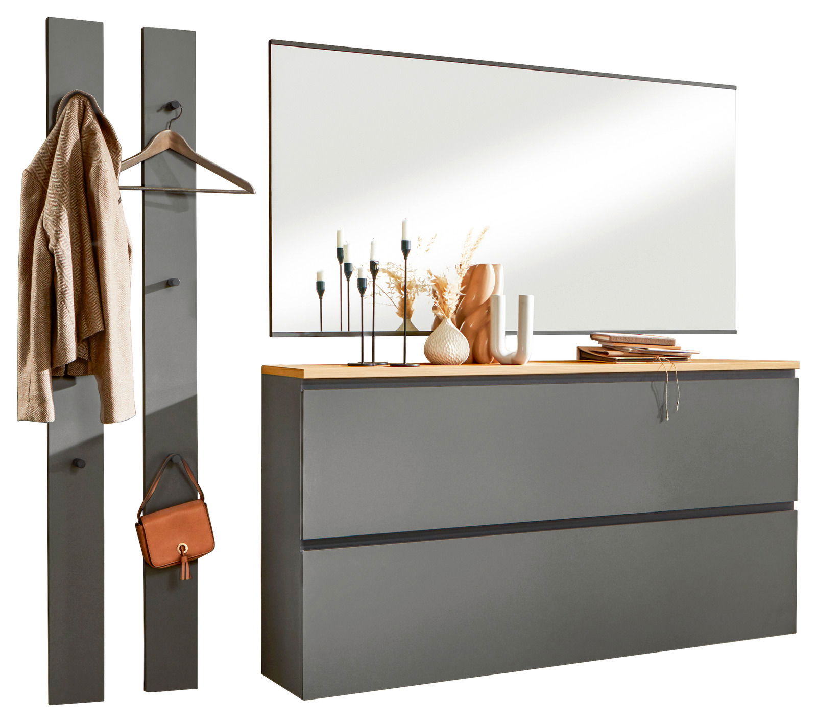 Garderoben-Set 4-tlg. in moderner Perspektive, bestehend aus zwei Wandpaneelen mit Haken, einem großen Spiegel und einer Kommode mit Dekoration.