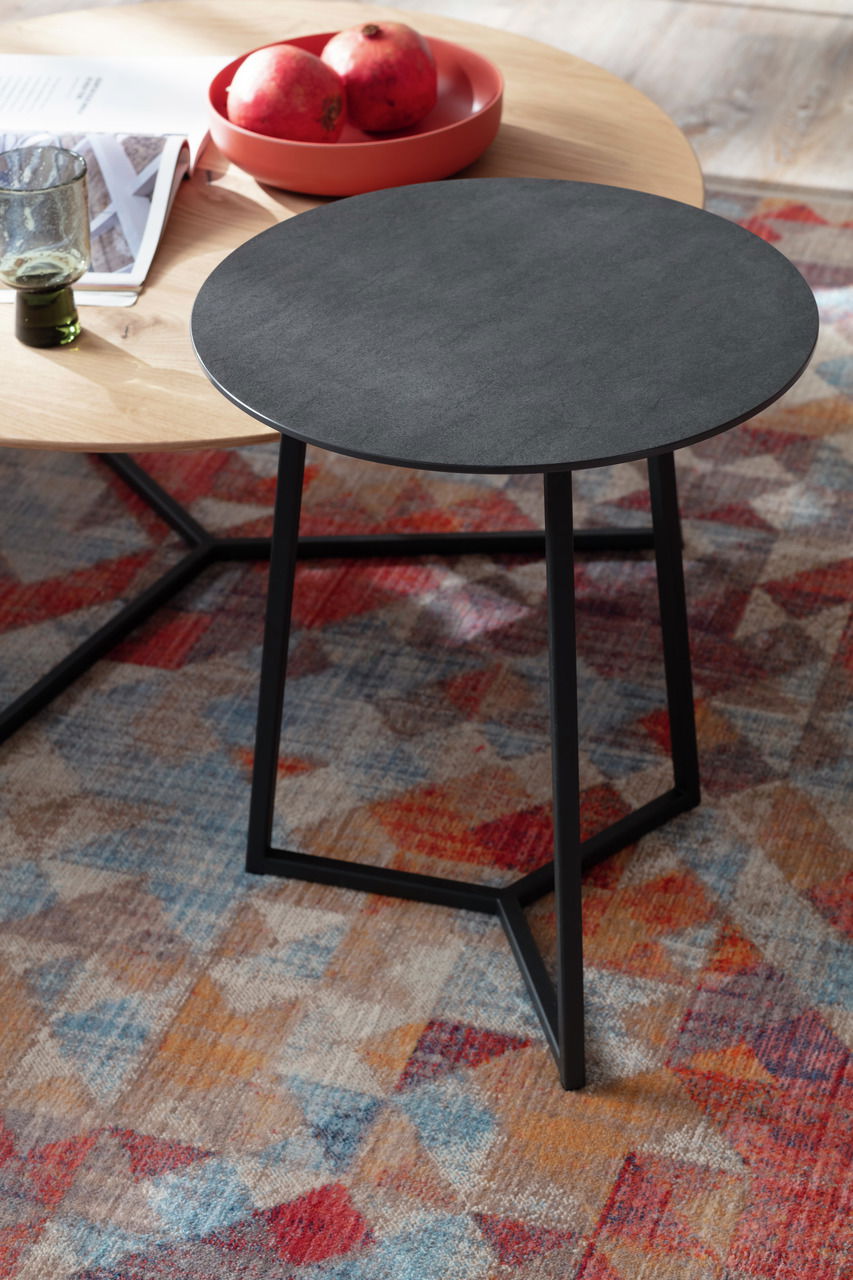 Schöner Wohnen Beistelltisch CONNECT Moderner Beistelltisch mit schwarzer runder Tischplatte und schlanken Metallbeinen, seitliche Perspektive.