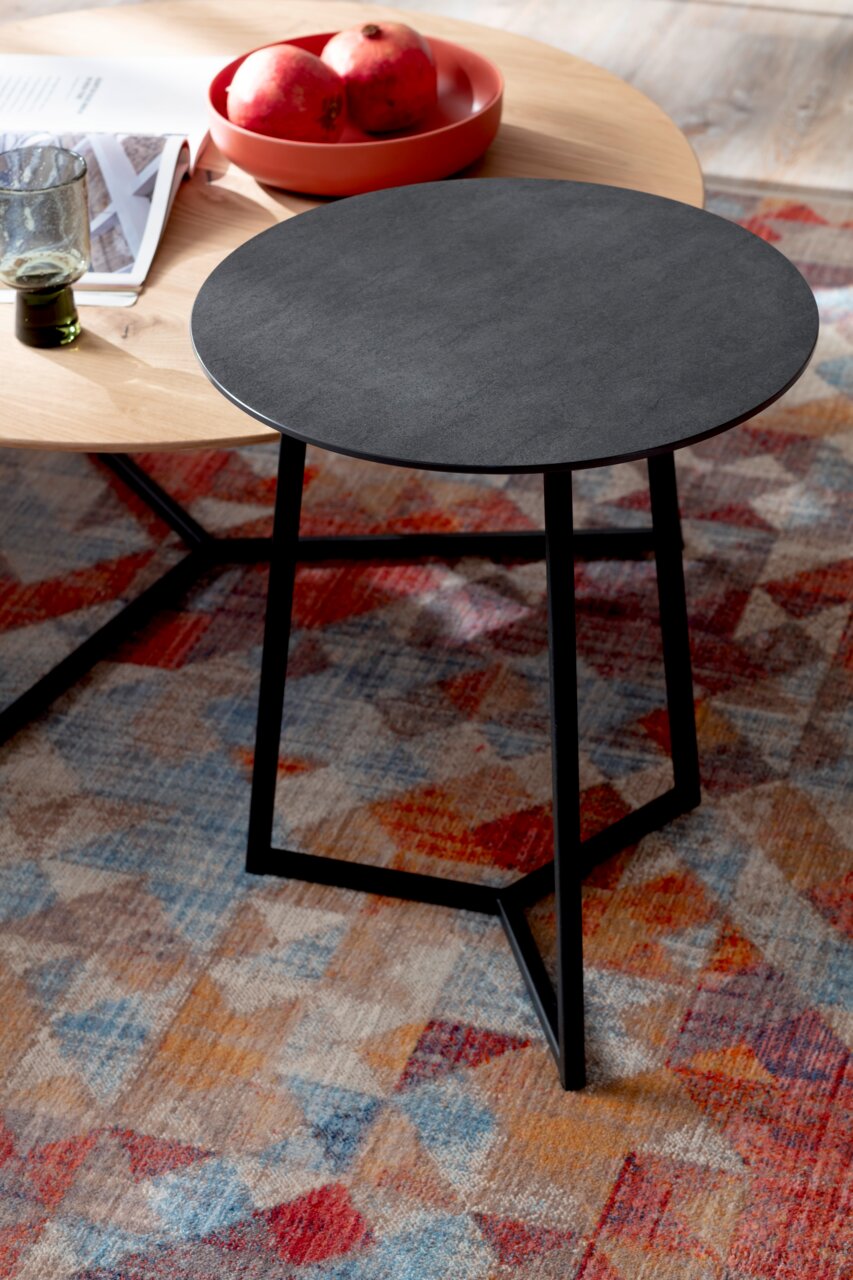 Schöner Wohnen Beistelltisch CONNECT Moderner Beistelltisch mit schwarzer runder Tischplatte und schlanken Metallbeinen, seitliche Perspektive.