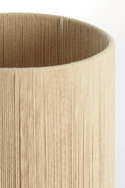 Nahaufnahme eines zylindrischen, beige-farbenen Lampenschirms mit texturierter Oberfläche, von oben betrachtet.