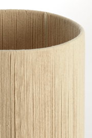 Nahaufnahme eines zylindrischen, beige-farbenen Lampenschirms mit texturierter Oberfläche, von oben betrachtet.