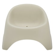 Beiger Stapelsessel aus Kunststoff, frontal fotografiert.