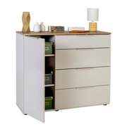 Moderne weiße Kommode mit Holzoptik-Oberplatte, vier Schubladen und links geöffneter Tür mit Regalfächern, in schräger Vorderansicht von links auf weißem Hintergrund.