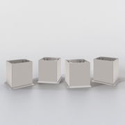 Vier quadratische, silberne Metallfüße für einen Waschbeckenunterschrank, frontal abgebildet.