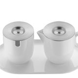 WMF Barista Milch & Zucker Set aus weißem Porzellan mit Edelstahl-Deckeln, bestehend aus einer Milchkanne und einem Zuckergefäß auf einem Tablett, aus der Vogelperspektive fotografiert.