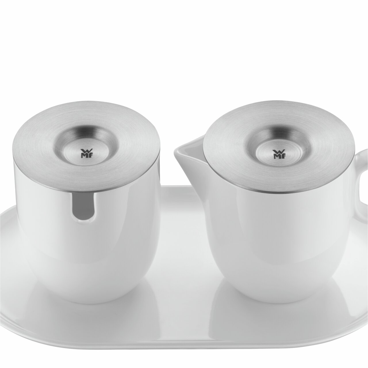 WMF Barista Milch & Zucker Set aus weißem Porzellan mit Edelstahl-Deckeln, bestehend aus einer Milchkanne und einem Zuckergefäß auf einem Tablett, aus der Vogelperspektive fotografiert.