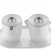 WMF Barista-melk- en suikerset van wit porselein met roestvrijstalen deksels, bestaande uit een melkkan en een suikerpot op een dienblad, gefotografeerd vanuit vogelperspectief.