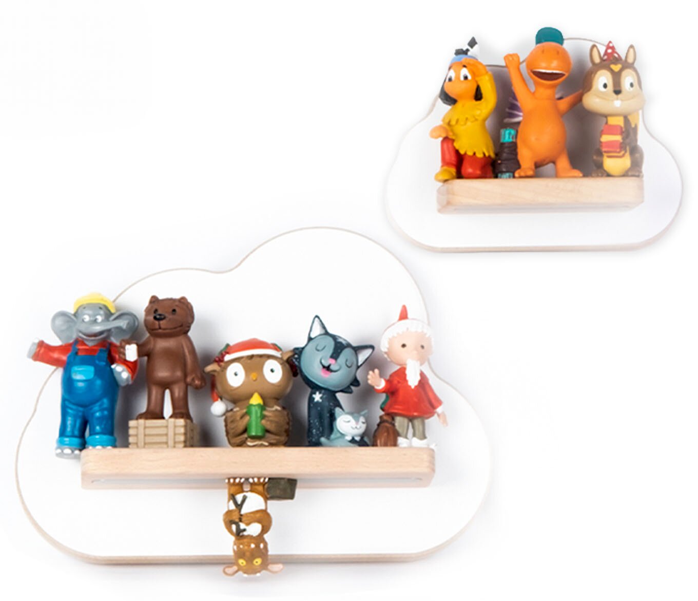 Wolkenförmiges Wandregal aus Holz mit kleinen bunten Spielfiguren (Elefant, Bär, Eule, Katze, Weihnachtsmann) auf der Ablage, frontal aus leicht schräger Perspektive fotografiert