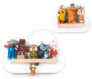 Wolkenförmiges Wandregal aus Holz mit kleinen bunten Spielfiguren (Elefant, Bär, Eule, Katze, Weihnachtsmann) auf der Ablage, frontal aus leicht schräger Perspektive fotografiert