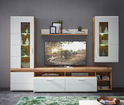 Moderne Wandkombination mit Holz- und Weißakzenten, bestehend aus zwei Vitrinen, einem TV-Schrank und einem Regal, frontal betrachtet.