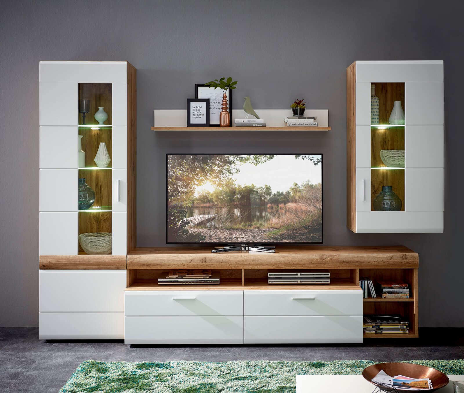 XORA Wandkombination LYON Moderne Wandkombination mit Holz- und Weißakzenten, bestehend aus zwei Vitrinen, einem TV-Schrank und einem Regal, frontal betrachtet.