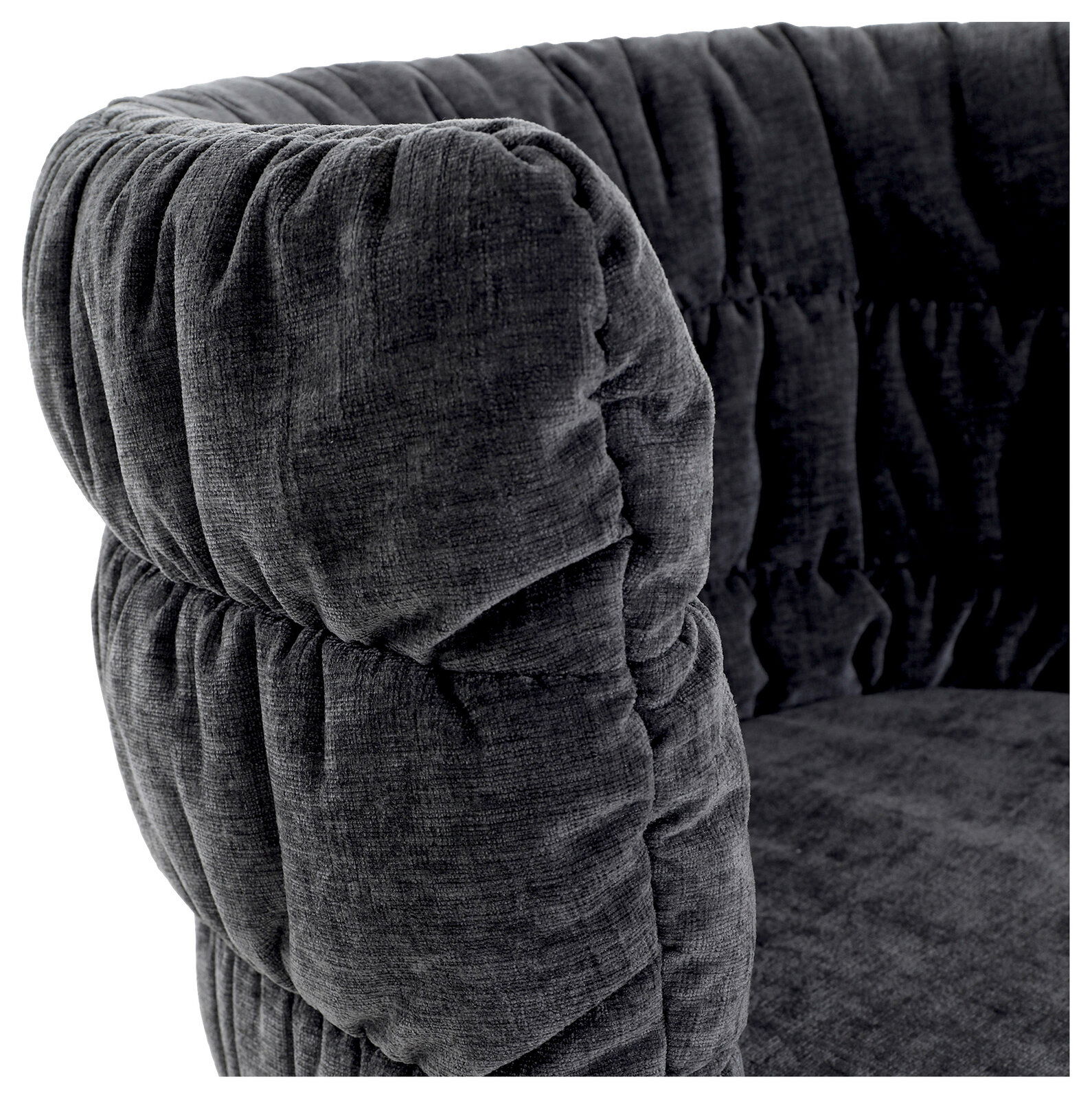 Nahaufnahme eines grauen, gepolsterten Armlehnstuhls mit weichem Stoffbezug, seitliche Perspektive.