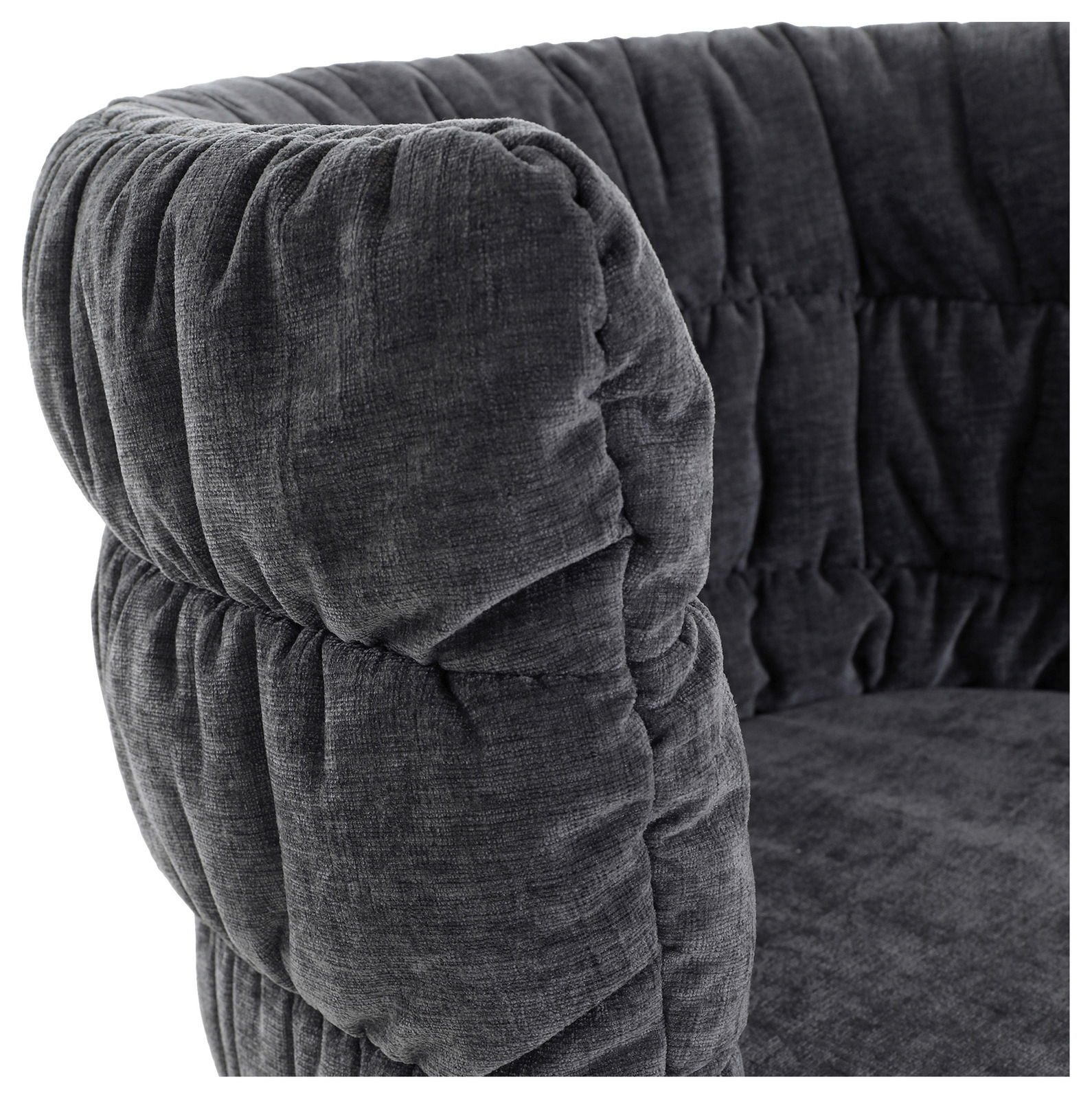 Nahaufnahme eines grauen, gepolsterten Armlehnstuhls mit weichem Stoffbezug, seitliche Perspektive.