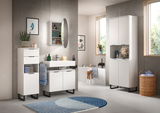 Moderner weißer Standschrank in einem stilvollen Badezimmer, seitliche Perspektive