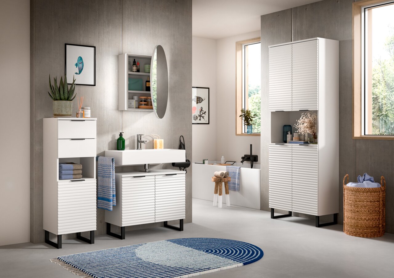 MID.YOU Standschrank RIFF Moderner weißer Standschrank in einem stilvollen Badezimmer, seitliche Perspektive