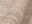 Nahaufnahme eines handgewebten Teppichs mit natürlicher Textur in Beige- und Brauntönen, seitliche Perspektive