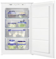 Einbaugefrierschrank mit geöffneter Tür, gefüllt mit transparenten Schubladen, die verschiedene Lebensmittel in blauen Behältern enthalten. Frontale Perspektive.