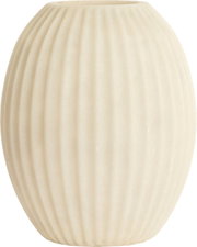 Cremefarbene, bauchige Vase mit feiner vertikaler Rillenstruktur, frontal aus leichter Draufsicht vor weißem Hintergrund