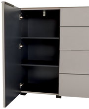 Geöffneter Schrank mit schwarzem Innenraum und zwei Einlegeböden, rechts graue Fronten, Ansicht schräg von vorn links
