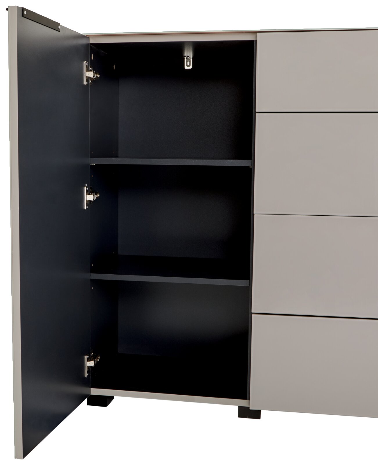 Geöffneter Schrank mit schwarzem Innenraum und zwei Einlegeböden, rechts graue Fronten, Ansicht schräg von vorn links