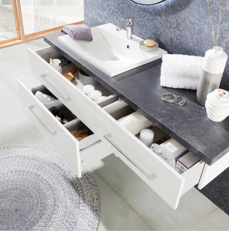 Moderne Badkombination mit Waschbecken und offenen Schubladen, von oben betrachtet.