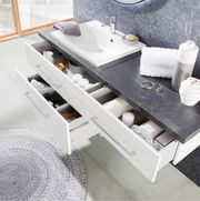 Moderne Badkombination mit Waschbecken und offenen Schubladen, von oben betrachtet.