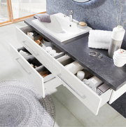 Moderne Badkombination mit Waschbecken und offenen Schubladen, von oben betrachtet.