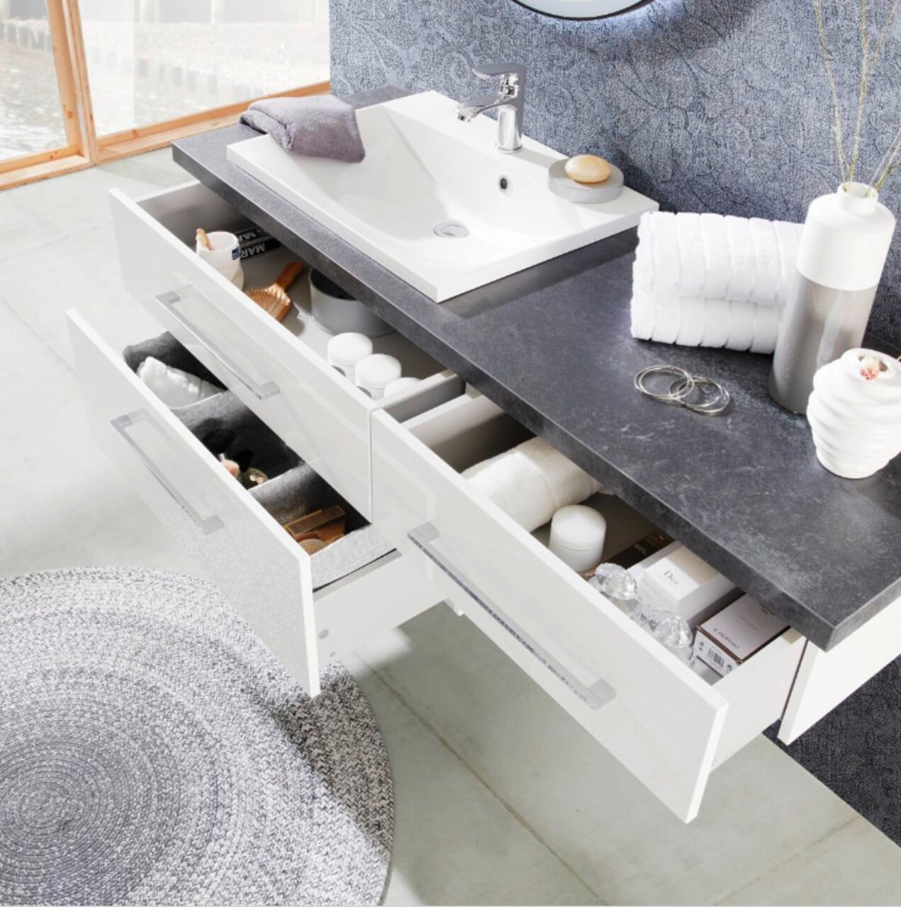 Voleo Badkombination LARA Moderne Badkombination mit Waschbecken und offenen Schubladen, von oben betrachtet.