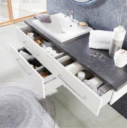 Moderne badkamercombinatie met wastafel en open lades, gezien van bovenaf.