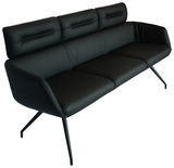 Schwarze Sitzbank mit drei Sitzplätzen und hoher Rückenlehne, seitliche Perspektive