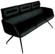 Schwarze Sitzbank mit drei Sitzplätzen und hoher Rückenlehne, seitliche Perspektive