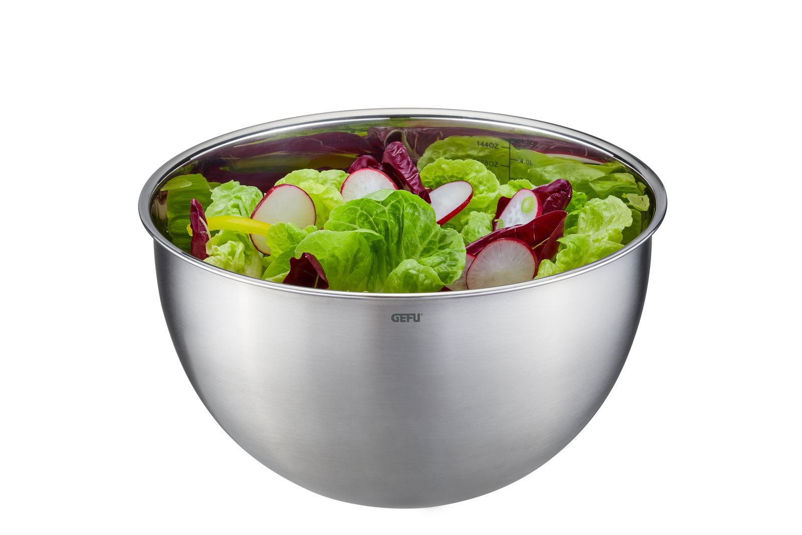 Edelstahl-Schüssel mit frischem Salat, seitliche Perspektive