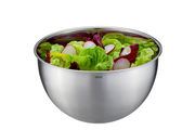Edelstahl-Schüssel mit frischem Salat, seitliche Perspektive