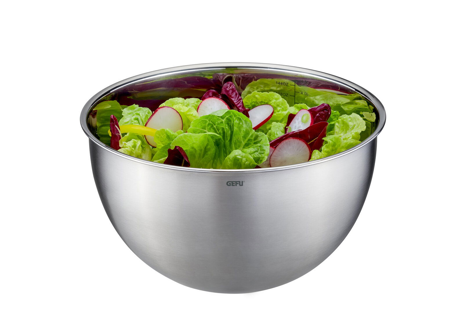 Edelstahl-Schüssel mit frischem Salat, seitliche Perspektive