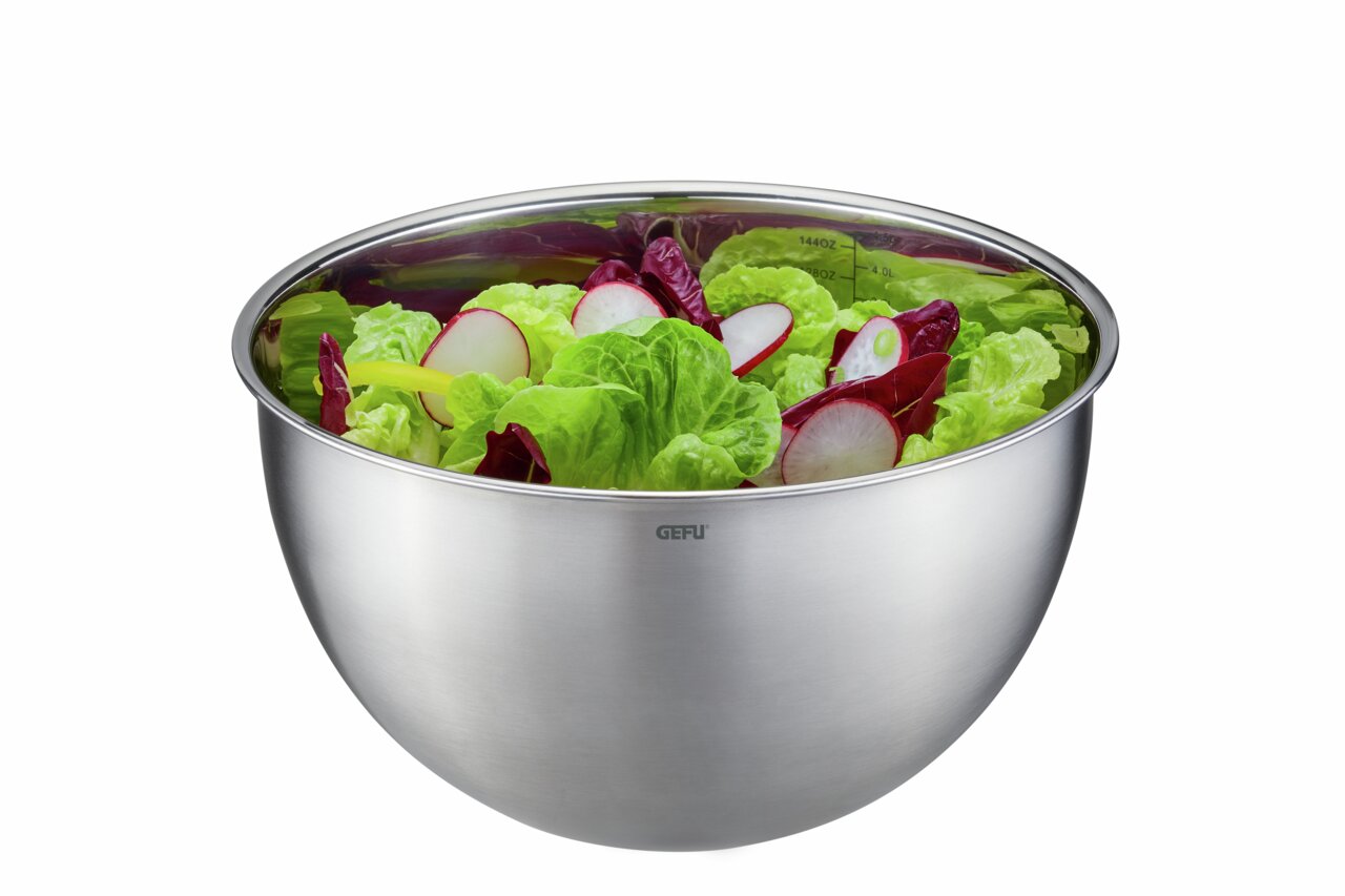 Edelstahl-Schüssel mit frischem Salat, seitliche Perspektive