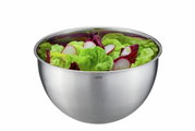 Roestvrijstalen schaal met verse salade, zijaanzicht