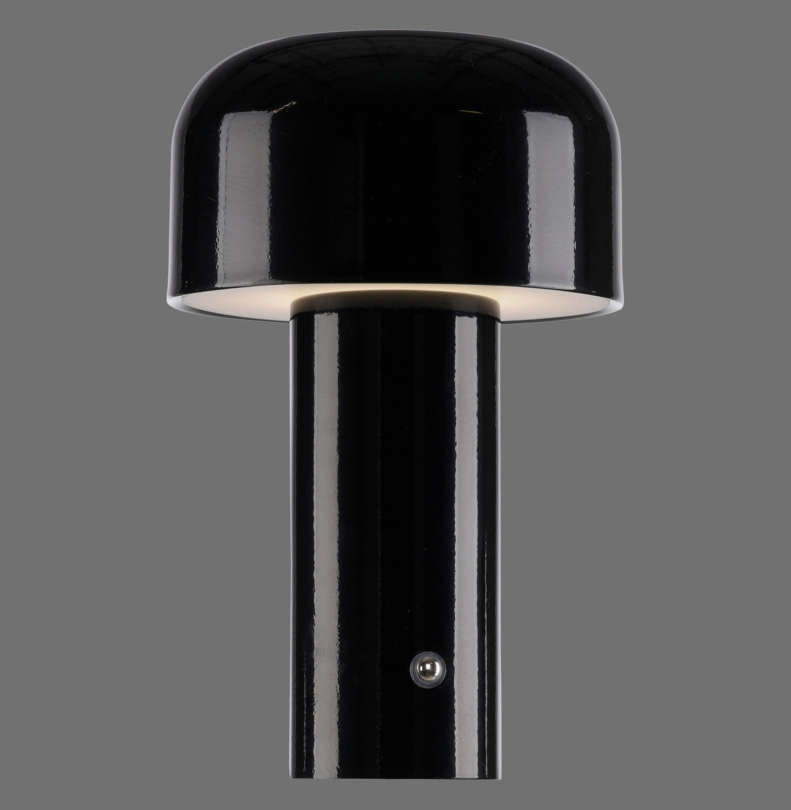 Schwarze Akku-Tischleuchte AGNES, frontal von unten fotografiert, mit glänzendem Finish und rundem Lampenschirm.