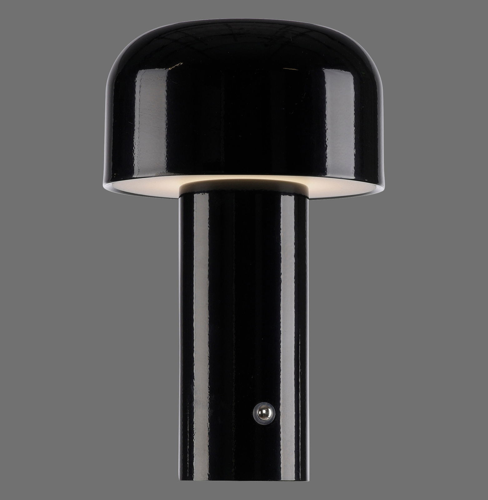 Schwarze Akku-Tischleuchte AGNES, frontal von unten fotografiert, mit glänzendem Finish und rundem Lampenschirm.