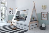 Kinderbett in Zeltform mit Holzrahmen, dekoriert mit Kissen und Spielzeug, seitliche Perspektive