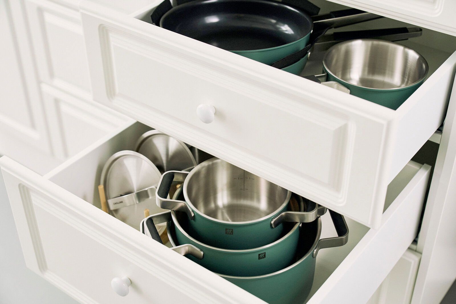 Topfset 5-teilig in einer geöffneten Küchenschublade, Perspektive von oben