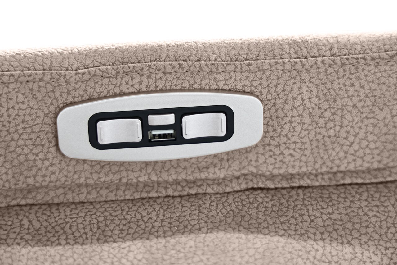 Nahaufnahme der Bedienelemente eines Chefsessels mit USB-Anschluss, seitliche Perspektive