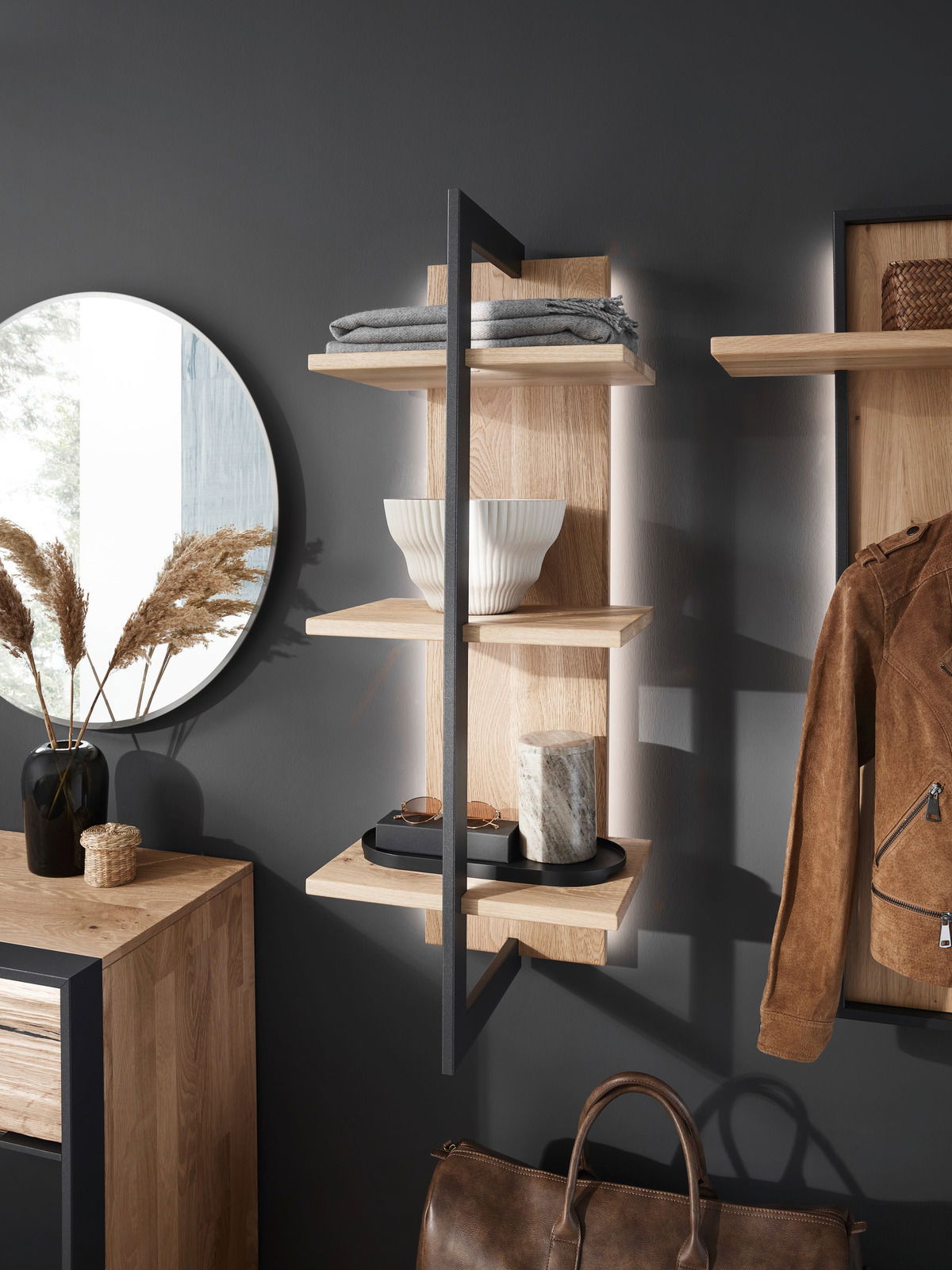 Modernes Wandregal aus Holz mit schwarzem Metallrahmen, seitliche Perspektive, dekoriert mit Schalen, Tüchern und Accessoires.