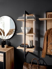 Modernes Wandregal aus Holz mit schwarzem Metallrahmen, seitliche Perspektive, dekoriert mit Schalen, Tüchern und Accessoires.