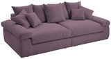 Großes, lila Sofa mit mehreren Kissen, seitliche Perspektive