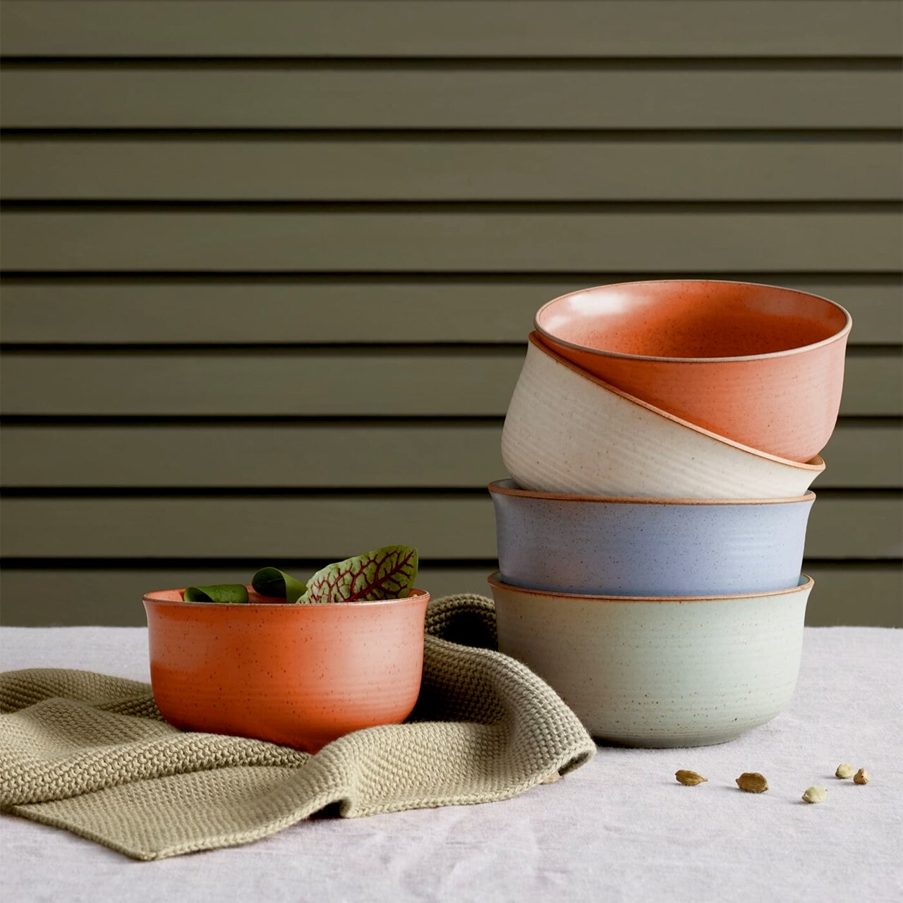 Thomas Müslischale NATURE Stapel von vier Müsli-Schalen in verschiedenen Farben, auf einem Tisch mit einem Tuch, seitliche Perspektive